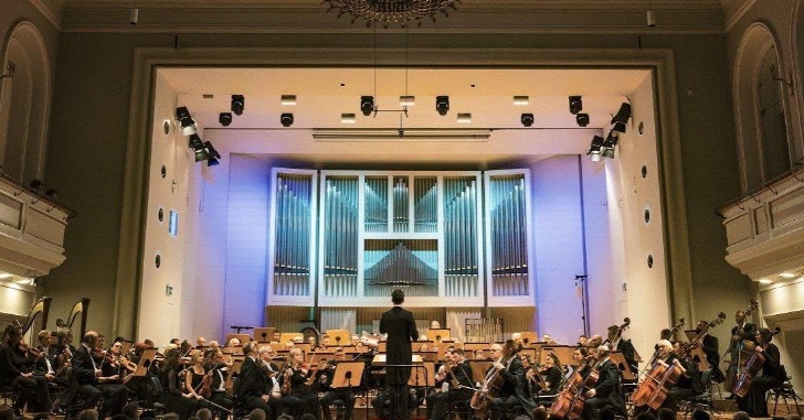 Dowcipy o filharmonii – 50 dowcipów stworzonych przez AI